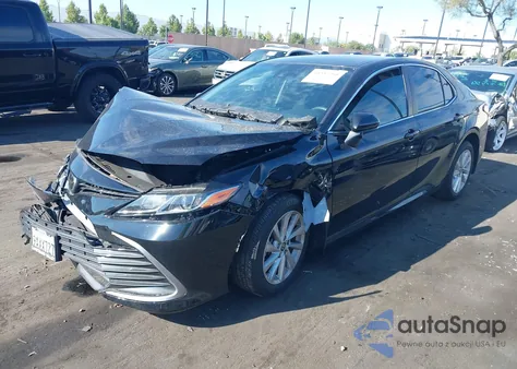 2022 Toyota Camry Le z USA, uszkodzony, nr VIN 4T1C11AK2NU682472